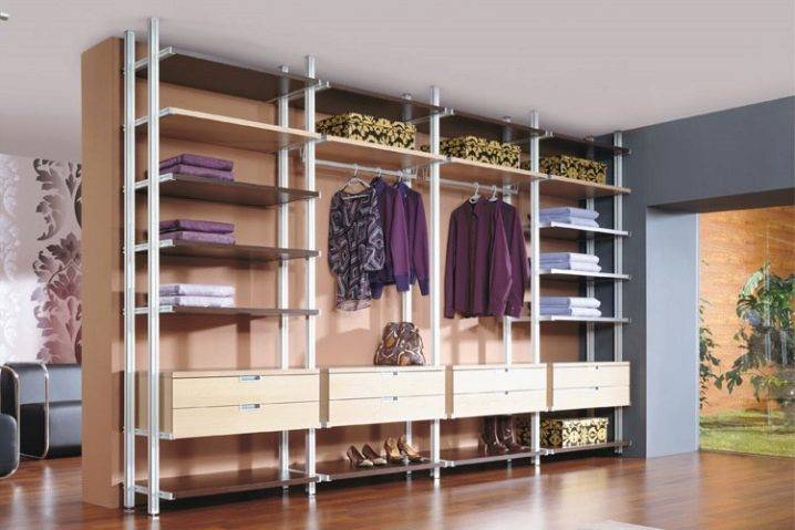 Vestidor en el apartamento: diseño de balcón, foto de una logia de una habitación, opciones de bricolaje, pasillo y reparación para niños.