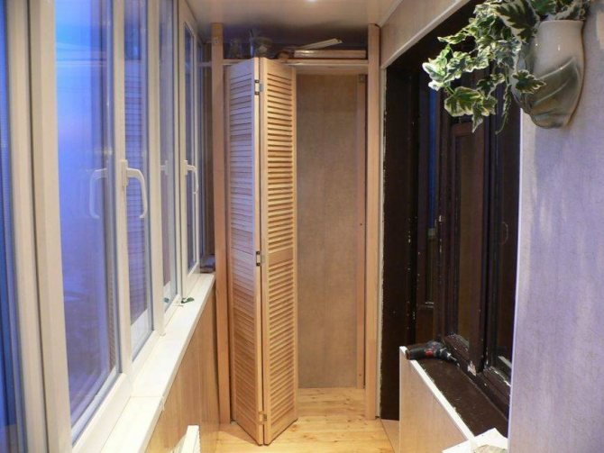 Vestidor en el apartamento: diseño de balcón, foto de una logia de una habitación, opciones de bricolaje, pasillo y reparación para niños.