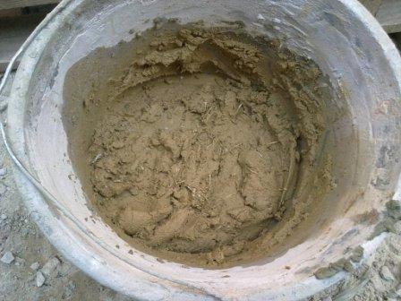 Clay-sand mortar with fiber in a bucket