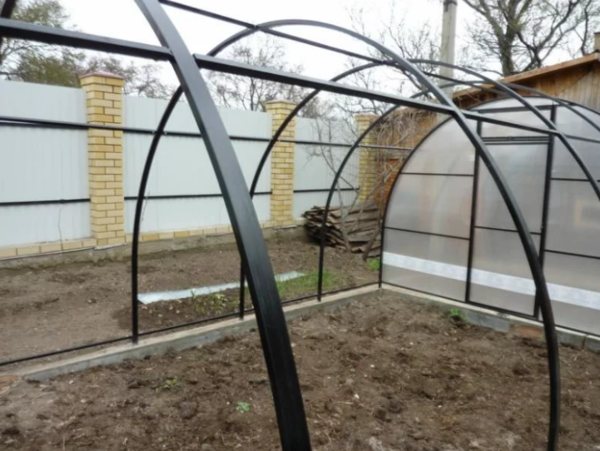 Tubul în formă îndoită pentru cadrul serelor este foarte puternic și fiabil