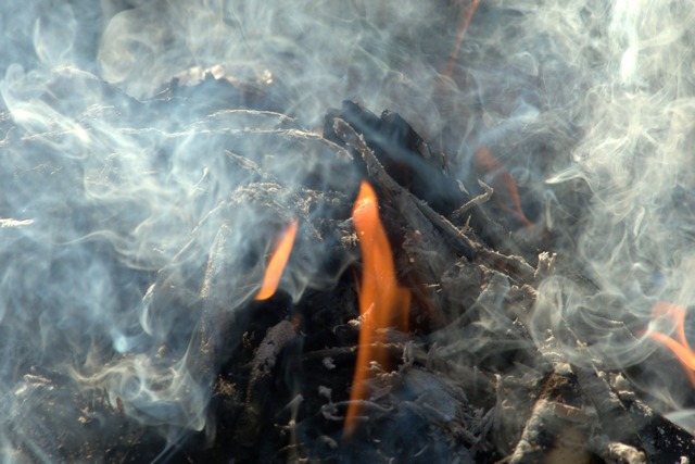 Izgaranje drva i drugih krutih goriva uvijek prati vrlo značajno stvaranje dima. I dimnjak mora biti u stanju odvoditi te količine pravovremeno.