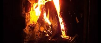 Brennende tømmerstokker i ovnen