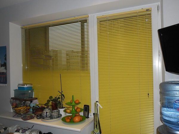 jaluzele orizontale pe o fereastră cu ușă de balcon