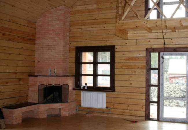 Complex de șemineu gata de funcționare