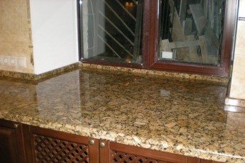 Alféizar de granito con lateral para cocina Butterfly Gold