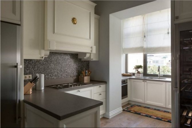 Interiér kuchyne s balkónovou fotografiou