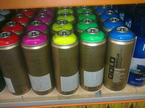Du kan använda sprayfärger. Med en viss skicklighet appliceras de jämnt, men innan jobbet måste du stänga allt med gamla tapeter eller tidningar.