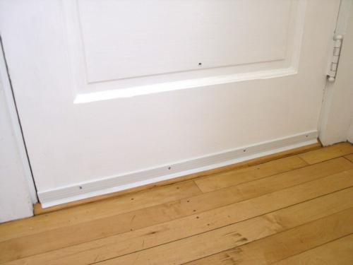 Hur man limar tätningen på fönstren. Hur man väljer hur man ska limma självhäftande isolering för Windows 08
