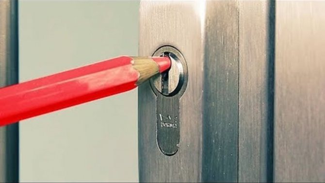 Ako otvoriť zámok dverí bez kľúča