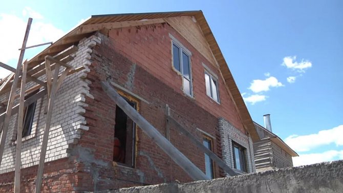 Como reconstruir uma casa de tijolos - opções, técnicas, instruções, conselhos do pedreiro