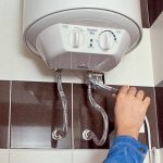 Cum să atârnați și să fixați un încălzitor de apă pe diferite tipuri de pereți: lemn, blocuri de spumă, gips-carton și altele