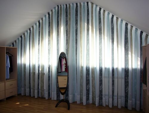 Hvordan henge gardiner på skråvinduer