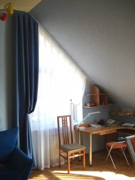 Como pendurar cortinas em janelas chanfradas