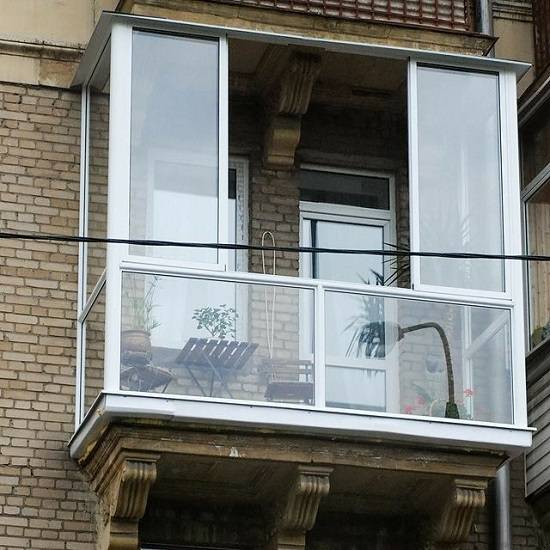 Bir balkon veya sundurma nasıl düzgün bir şekilde sırlanır: 4 uzman tavsiyesi