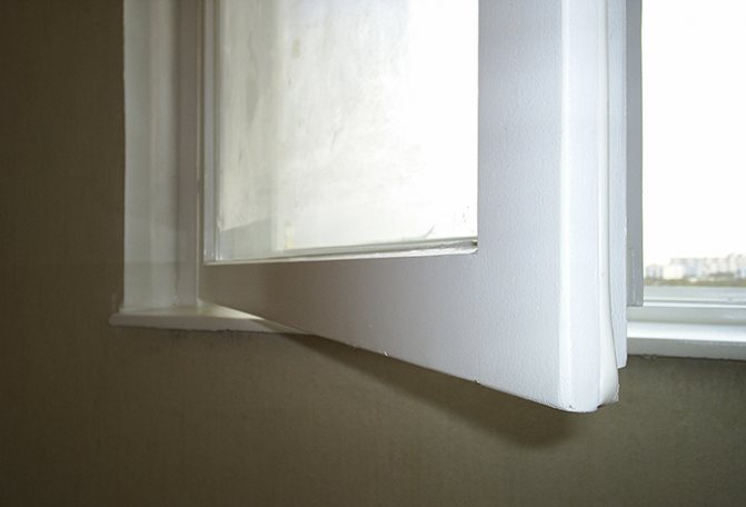 ¿Cómo pintar correctamente una ventana con marco de madera?