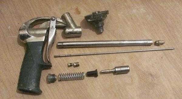 poliüretan köpük için bir tabanca nasıl doğru şekilde kullanılır: aracı ayrıştırma