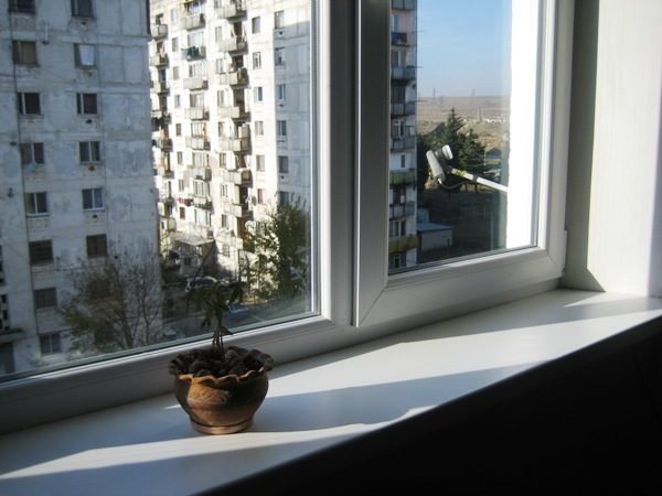 Cum se măsoară corect sub o fereastră din plastic