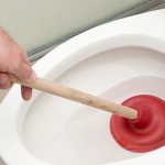 Como remover uma eclusa de ar de um esgoto