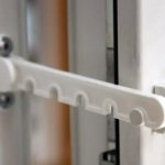 Como instalar um limitador em uma janela de plástico com suas próprias mãos: procedimento de trabalho e dicas úteis