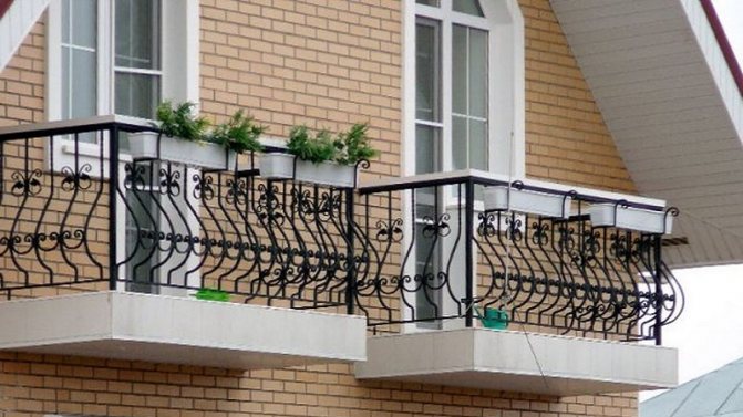 Cum se instalează o balustradă de balcon, tipurile de structuri și materiale