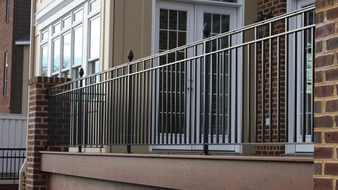 Cum se instalează o balustradă de balcon, tipurile de structuri și materiale