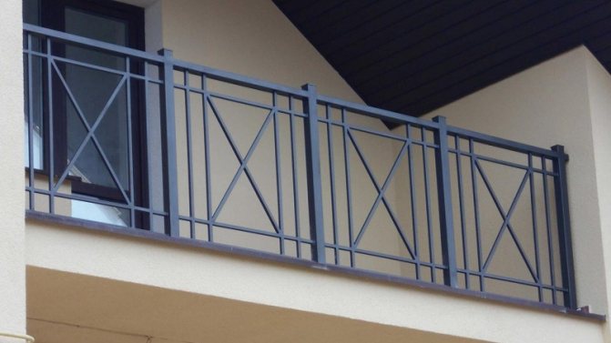 Cum se instalează o balustradă de balcon, tipurile de structuri și materiale