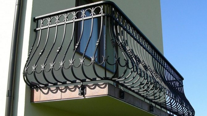 Cum se instalează o balustradă de balcon, tipurile de structuri și materiale