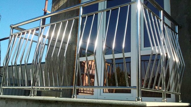 Cum se instalează o balustradă de balcon, tipurile de structuri și materiale