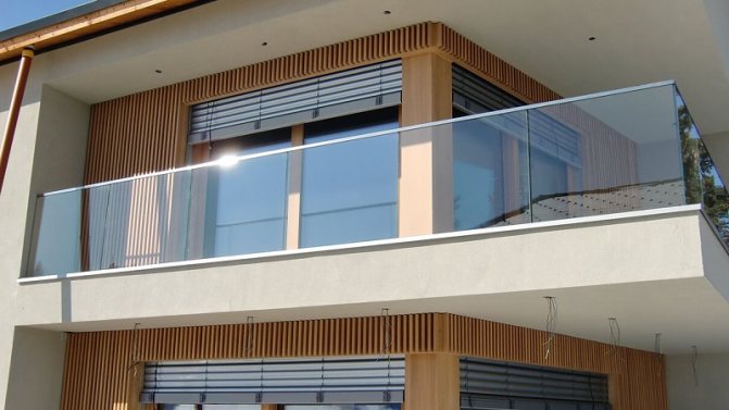 Cum se instalează o balustradă de balcon, tipurile de structuri și materiale