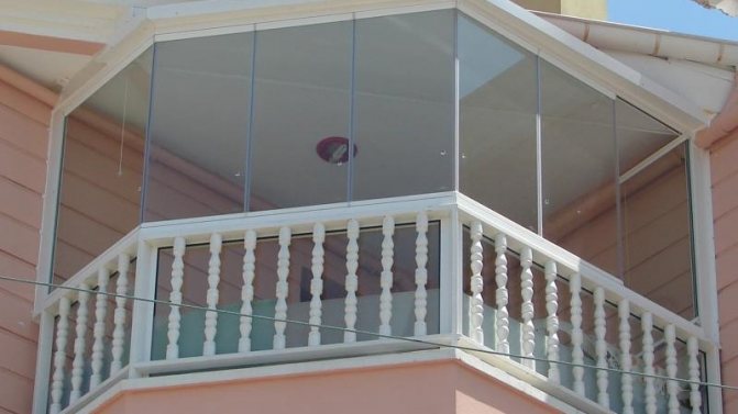 Cum se instalează o balustradă de balcon, tipurile de structuri și materiale