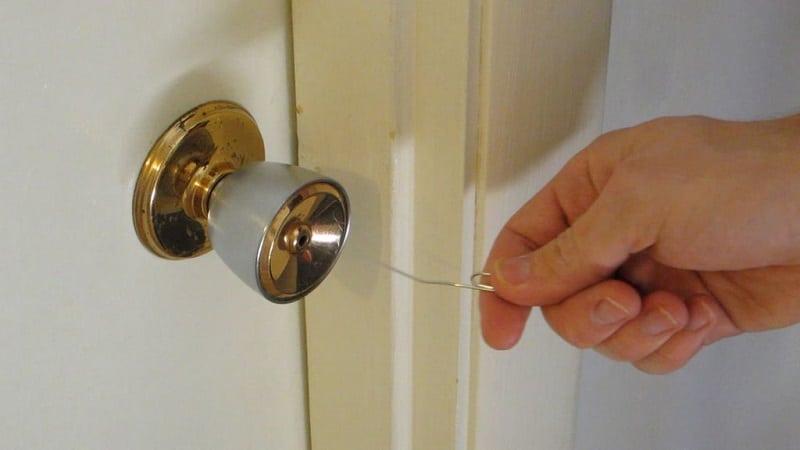 cómo instalar una manija en una puerta interior con pestillo