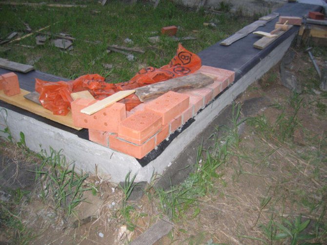 Cómo deducir cero con un ladrillo sobre una base: métodos, instrucciones, consejos de los albañiles