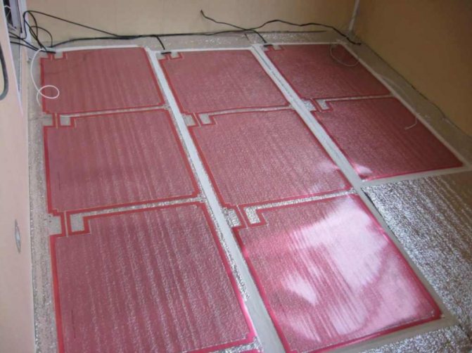 Carbon gulvvarme: infrarød stangmåtte, elektrisk kulstof under laminatet og anmeldelser