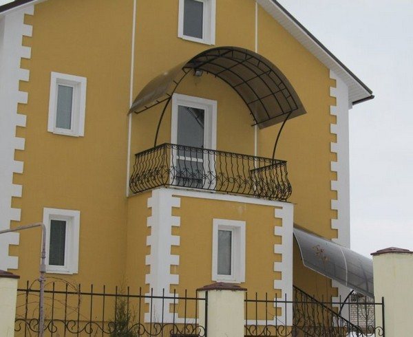 poza unui baldachin arcuit pe un balcon