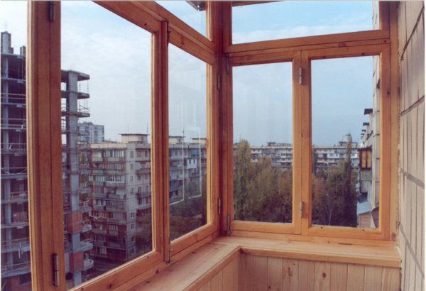 imagen de un balcón con un marco de madera