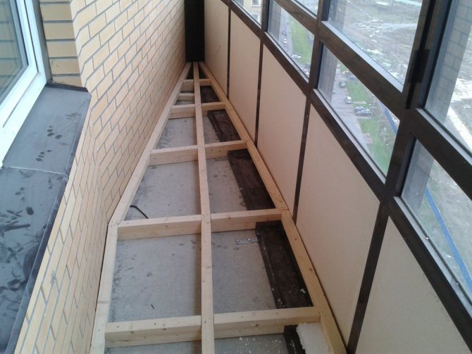 poza cu spate de lemn pe balcon