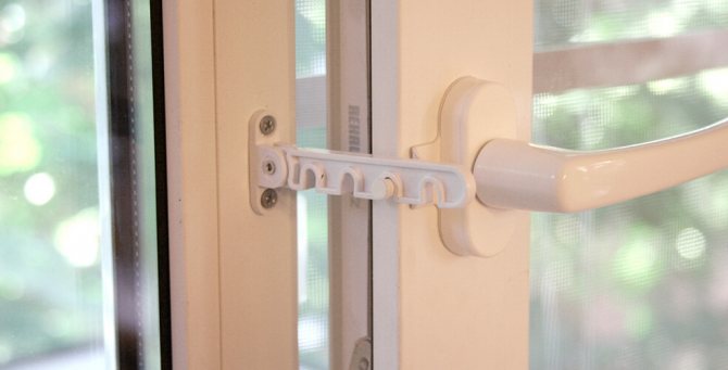 billede af en kam på et vindue