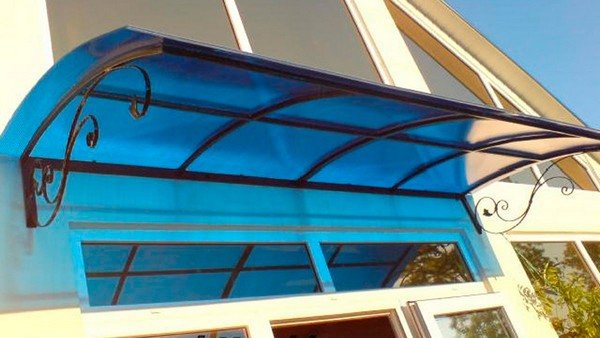 poza unui baldachin peste un balcon din policarbonat