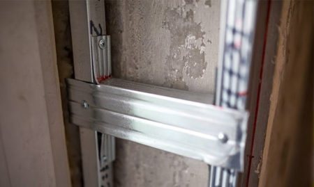 снимка на закрепване на рамковата обшивка за монтаж на наклон на прозорец