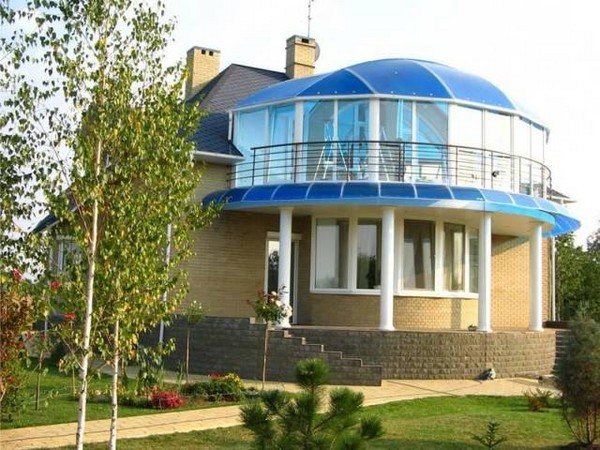 poza unui baldachin cupolat deasupra unui balcon