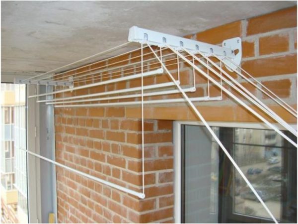 poza unei liana pentru uscarea hainelor pe balcon