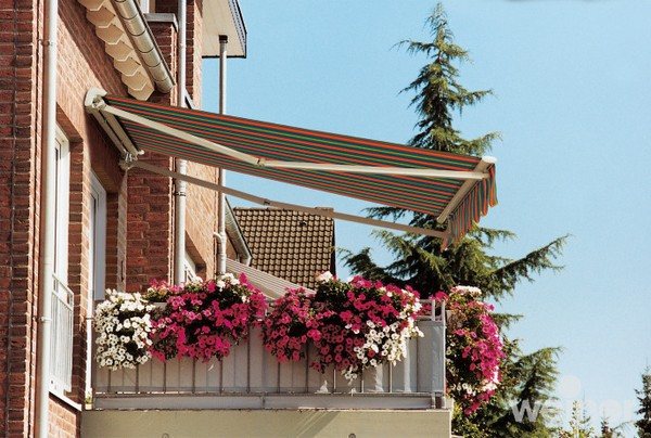 poza unui marchiz deasupra unui balcon