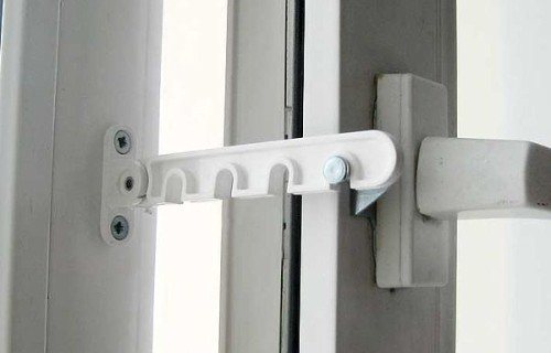 imagen de instalación del retenedor en el final de la hoja