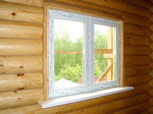 poza unui pervaz al unei ferestre într-o casă din lemn