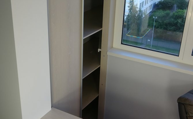 bilder på hyllor i en nisch