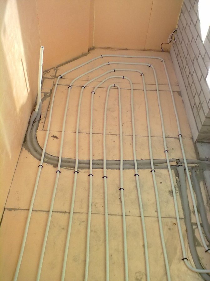 poza cu podea încălzită cu apă pe balcon