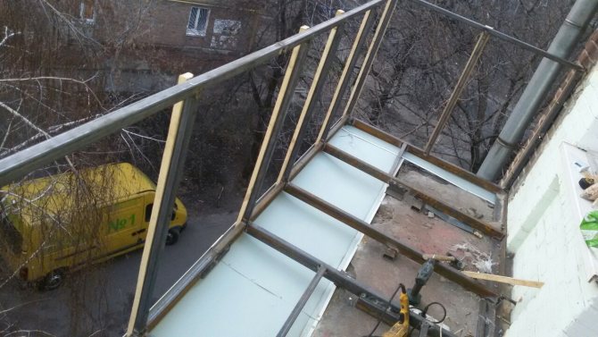 imagen de un balcón en el suelo