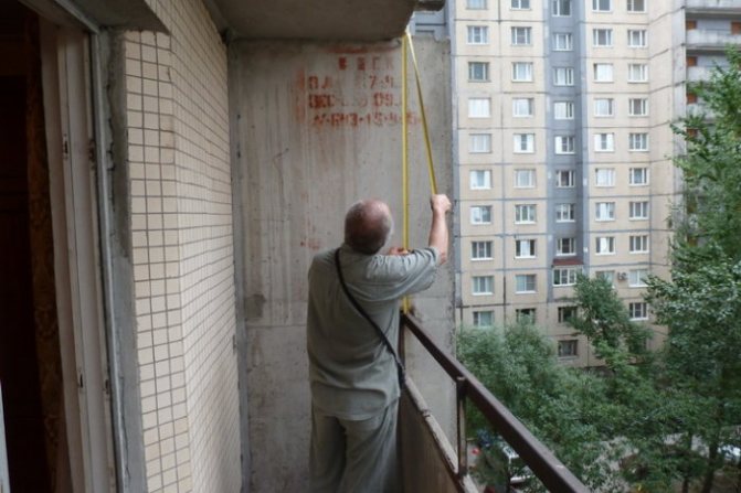 снимка на измервания на стени на балкона