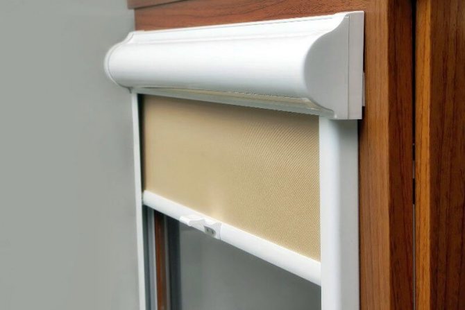 Cassette roller blind with spring
