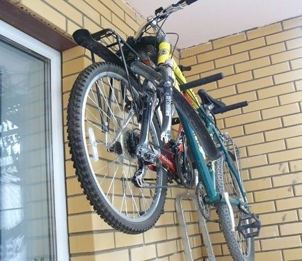 Katinka placerer cyklen på altanen